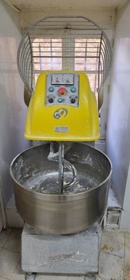 une machine jaune qui se trouve dans une pièce