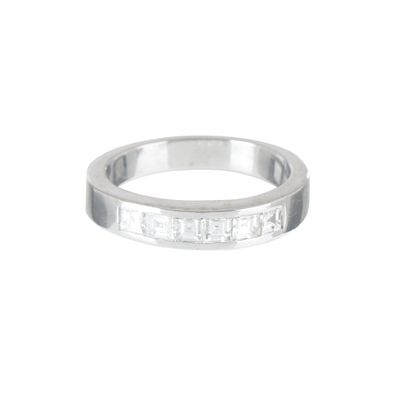 une image représentant une bague en argent sertie de diamants taille baguette