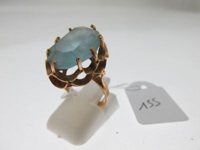 l'image d'une bague en or ornée d'une pierre bleue