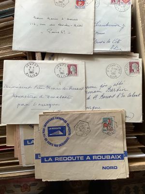 plusieurs enveloppes sont empilées les unes sur les autres