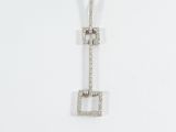 une image d'une paire de boucles d'oreilles en diamant sur fond blanc