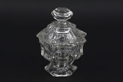 un bocal en verre transparent muni d'un couvercle, sur fond noir