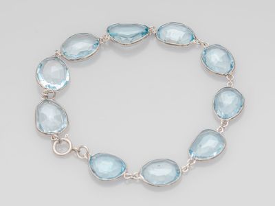 un bracelet en quartz topaze bleue avec un fermoir en argent