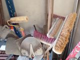 un tas d'outils qui traînent dans un coin d'une pièce