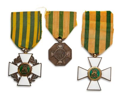 trois médailles et une croix sur fond blanc