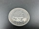 gros plan d'une pièce de monnaie sur une surface noire