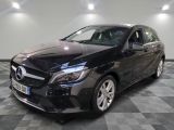 la mercedes cla est garée sur le sol en damier d'un garage