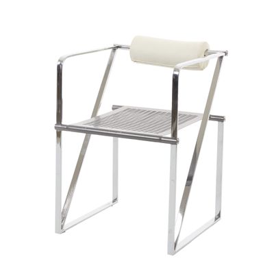 une image représentant une chaise blanche à structure métallique sur fond blanc