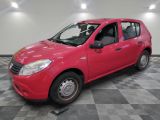 la voiture rouge est garée dans le garage sur le sol en damier
