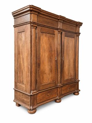 une image représentant une armoire en bois à deux portes