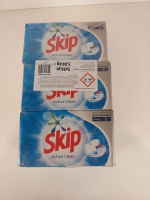 deux boîtes de « Skip Active Clean » sur une surface blanche