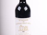 une bouteille de vin posée sur une table