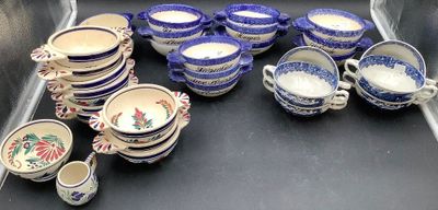beaucoup de vaisselle et de tasses bleues et blanches sur la table