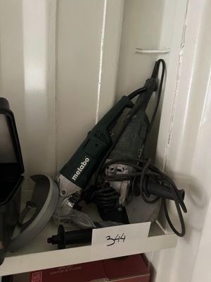 une photo d'un petit meuble sur lequel sont posés des outils