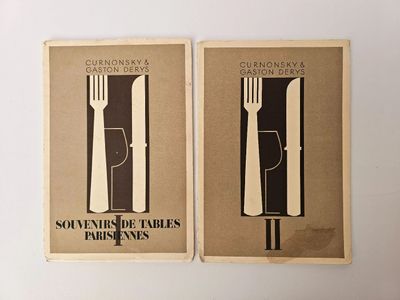 deux affiches accrochées au mur d'un restaurant, représentant une fourchette et un couteau