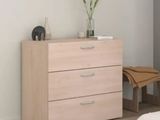 une chambre avec un lit, une commode et une chaise