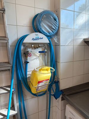 un tuyau bleu fixé au mur d'une cuisine