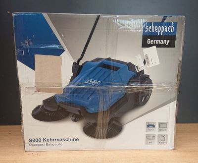 emballage d'un « sweepr » bleu et noir posé sur une table en bois