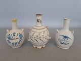 trois vases posés sur une table