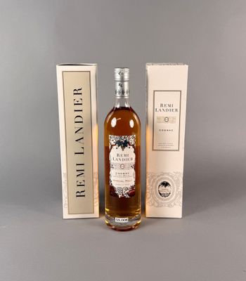 l'image d'une bouteille d'alcool placée à côté d'une boîte
