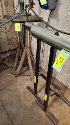 une table recouverte de nombreux autocollants