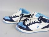 une paire de baskets bleues et blanches posées sur une surface blanche