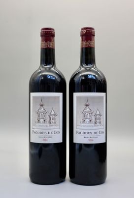 deux bouteilles de vin rouge posées l'une à côté de l'autre sur une table