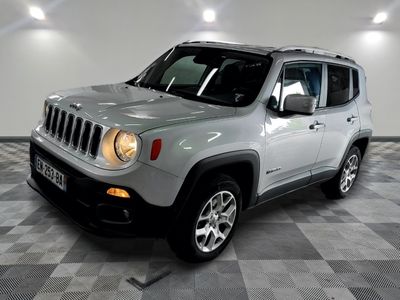 La Jeep Renegade est garée dans une salle blanche au sol carrelé.