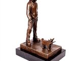statue en bronze représentant un homme avec un chien, posée sur un socle en marbre