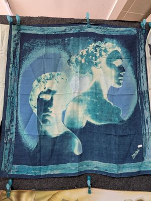 une écharpe bleue sur laquelle est représenté un homme et une femme