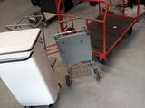 un chariot et un petit réfrigérateur dans un entrepôt