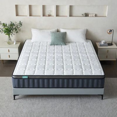une photo d'un lit sur lequel se trouvent un matelas et des oreillers