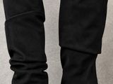 une paire de bottes noires posées sur un parquet