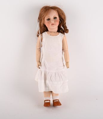 une image représentant une poupée vêtue d'une robe blanche et de chaussures marron