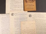 quelques vieilles lettres et un livre posés sur une table