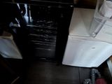 un réfrigérateur blanc et une cuisinière noire dans une cuisine