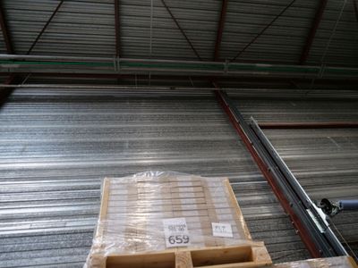une palette remplie de cartons sur un tapis roulant