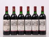 six bouteilles de vin sont alignées sur une table