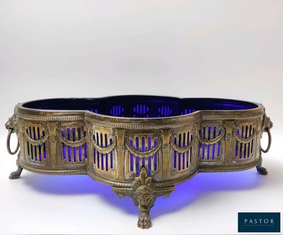 un saladier en verre bleu posé sur une table