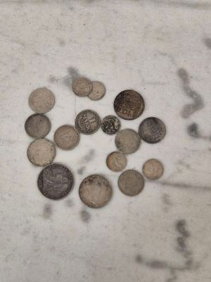beaucoup de pièces posées sur une table en marbre