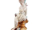 une image représentant une figurine d'une femme assise sur un rocher