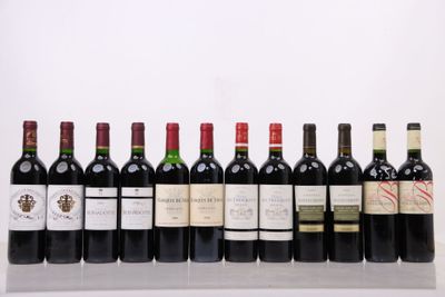 plusieurs bouteilles de vin sont alignées sur une étagère