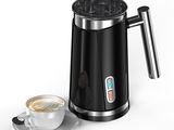 une cafetière et une tasse de café posée sur une soucoupe