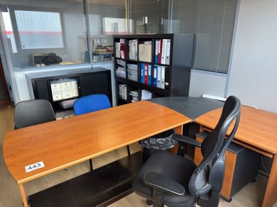 un bureau avec une chaise et un ordinateur dessus