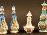 Plusieurs vases de différentes couleurs sont alignés sur une surface noire.