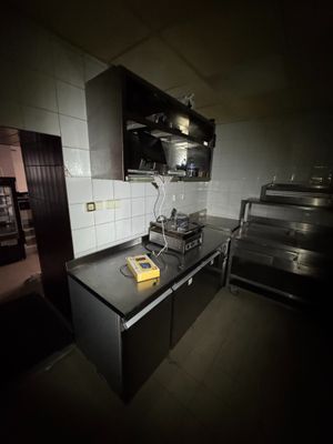 une cuisine équipée d'une cuisinière, d'un évier et d'un four