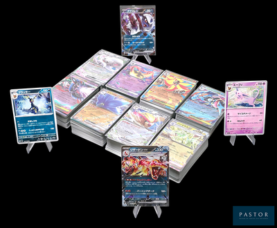 un lot de cartes posées sur une table