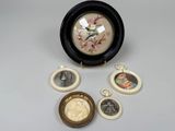 une image représentant une horloge dans laquelle figure le portrait d'une femme