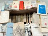 de nombreux livres qui dorment dans une boîte