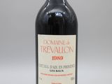 une bouteille de vin posée sur une table